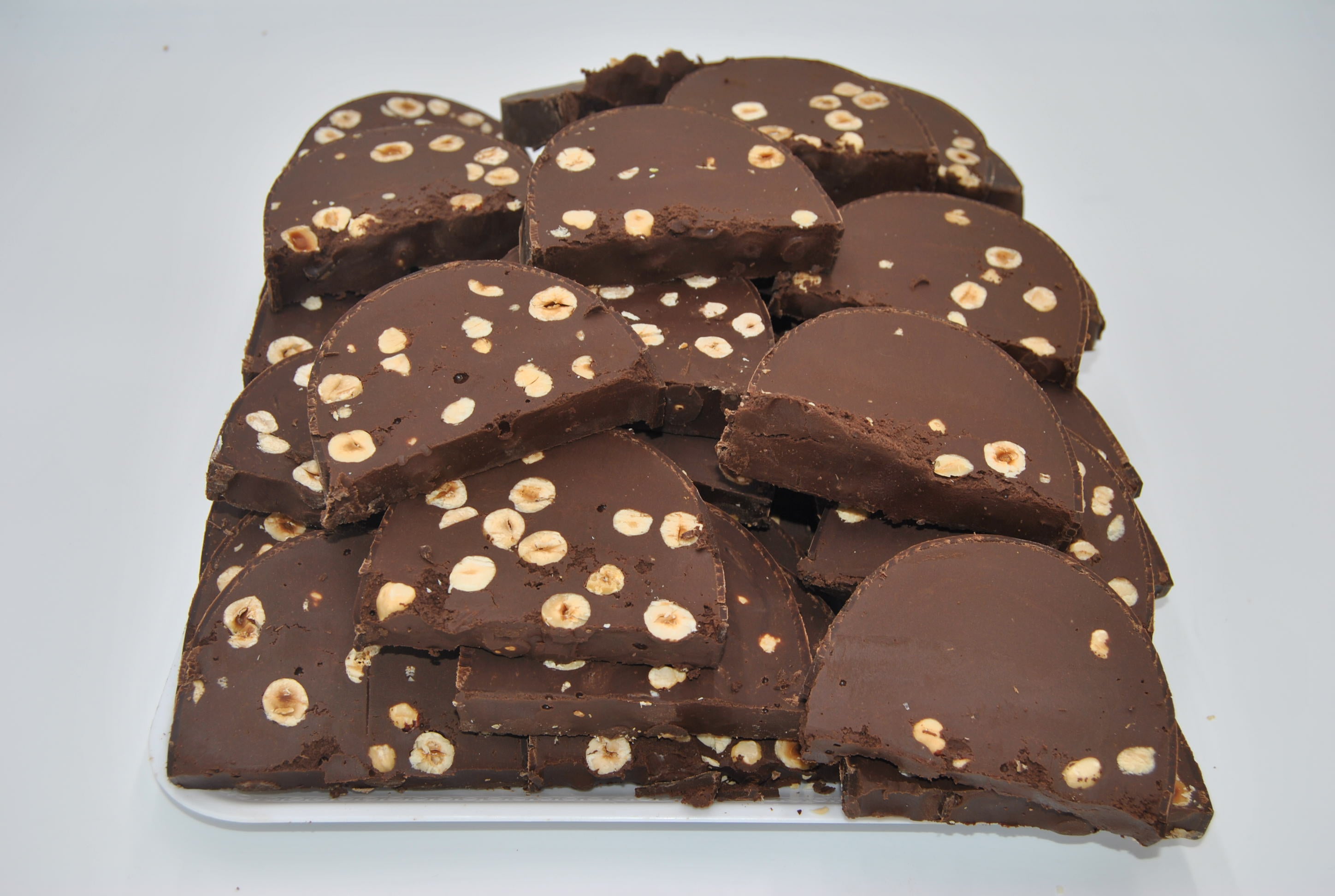 Torrone di cioccolato morbido al fondente a fette