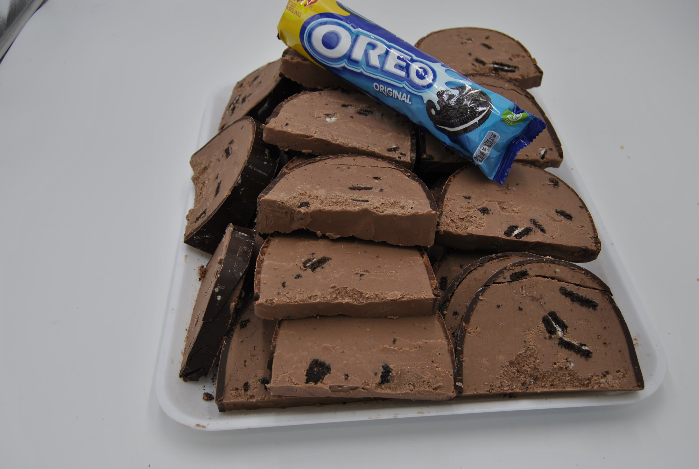Torrone di cioccolato morbido Oreo a fette