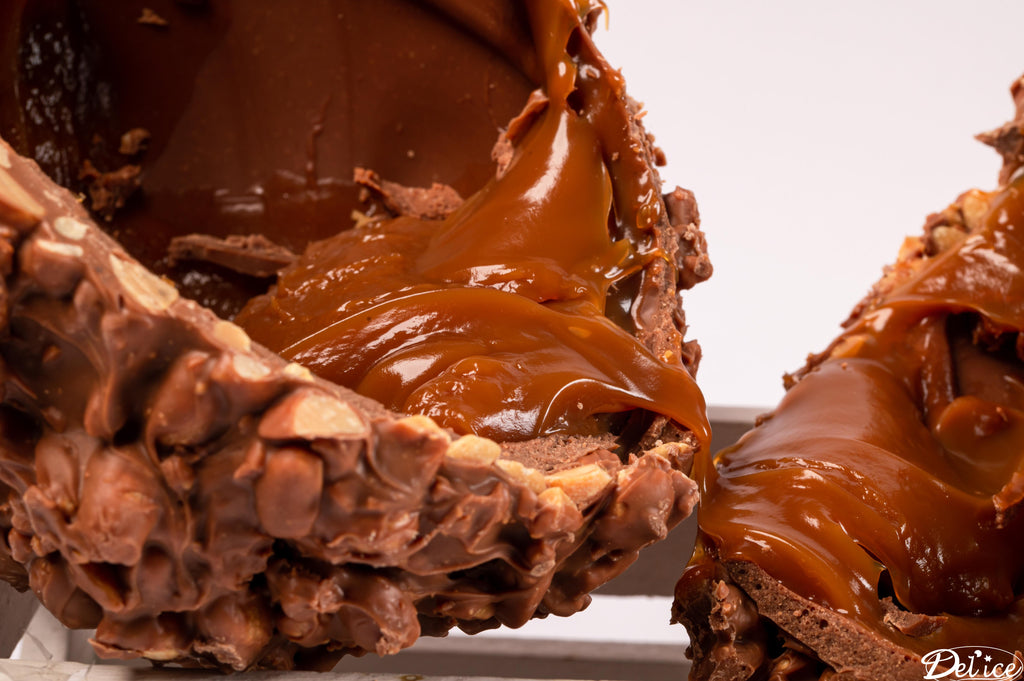 Uovo snickers ripieno di crema caramello GR.650