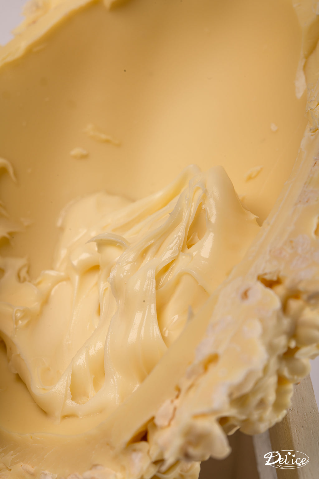 Uovo ai cereali bianco ripieno di crema GR.650