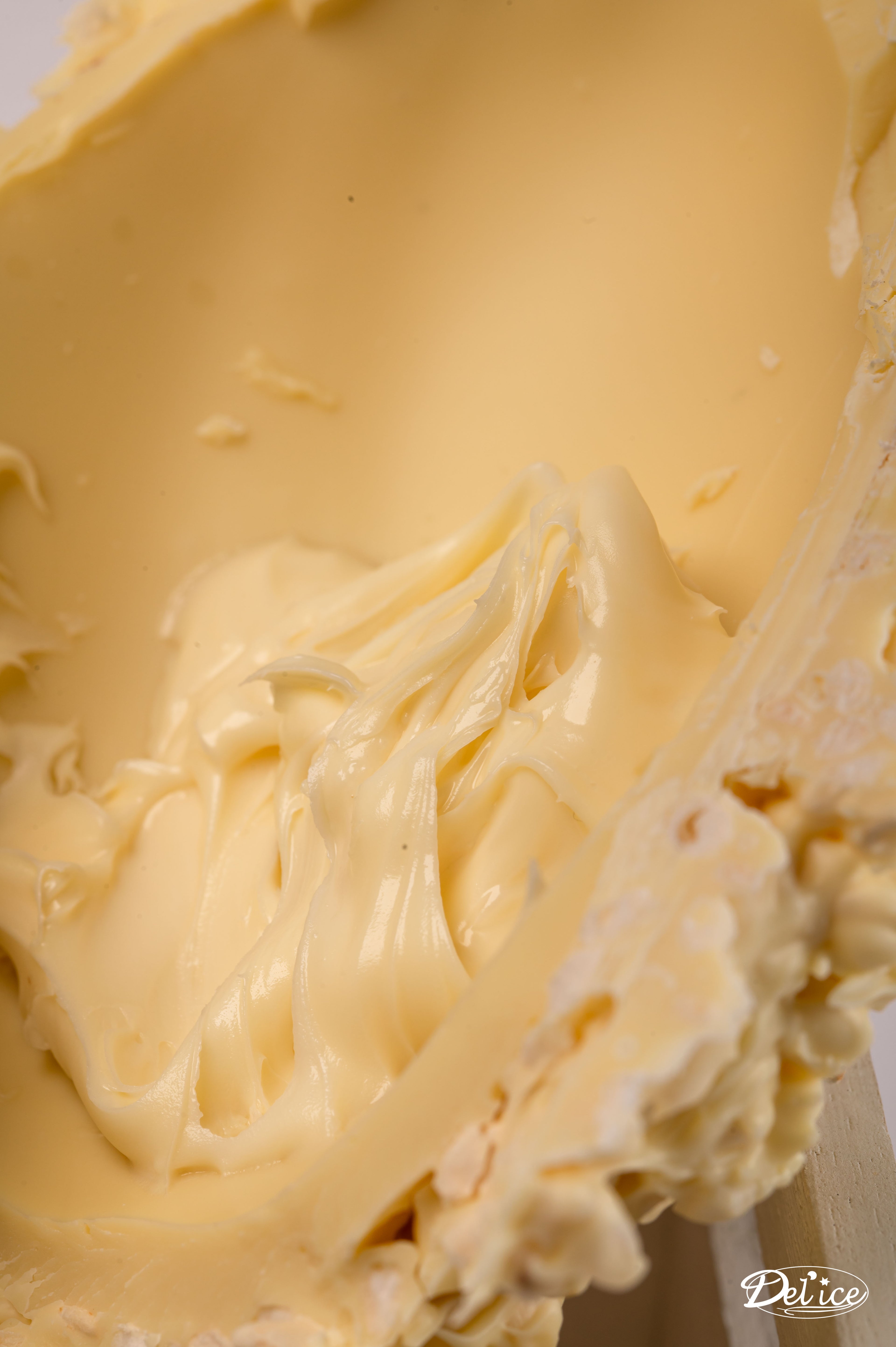 Uovo ai cereali bianco ripieno di crema GR.650