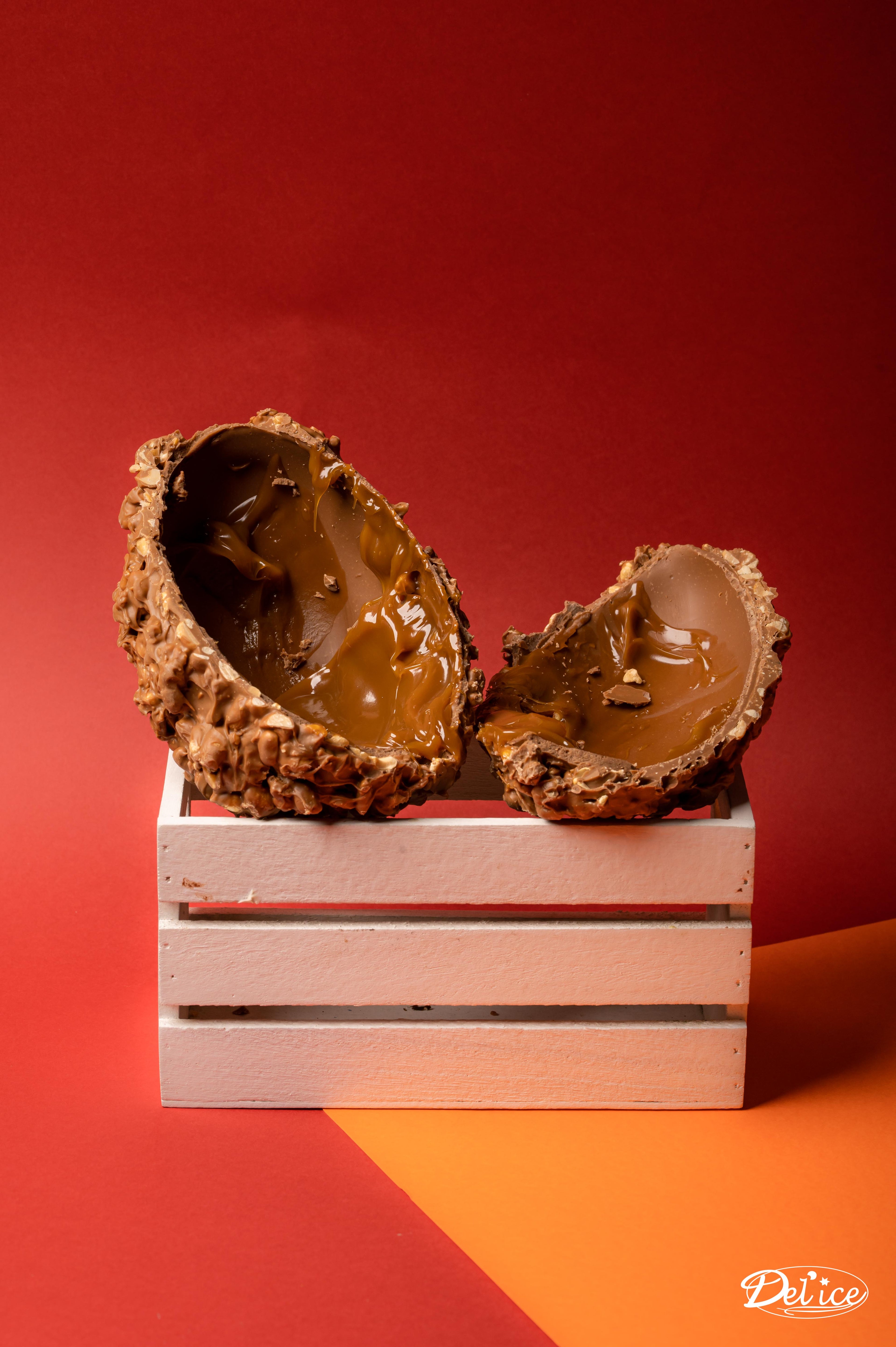 Uovo snickers ripieno di crema caramello GR.650